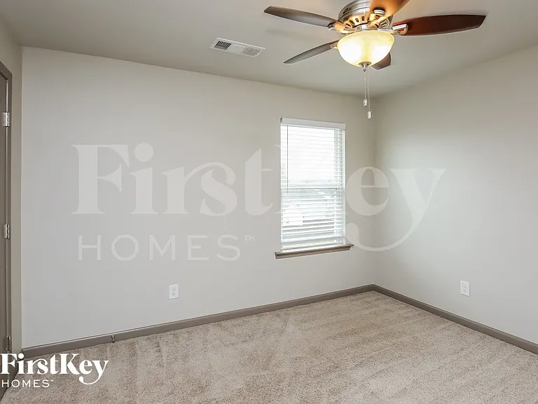 270 Freedom Pkwy — Photo 12