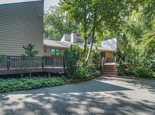 151 Manorwood Dr, Bloomfield Hills, MI 48304