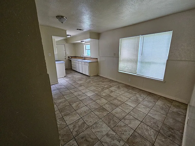 1621 E Park Blvd — Photo 12