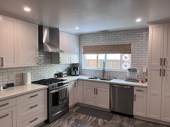 4th image of 1423 El Capitan Way