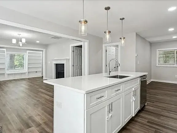 3 bed, 3.0 bath, 1298 sqft, $2,100 — Photo 2