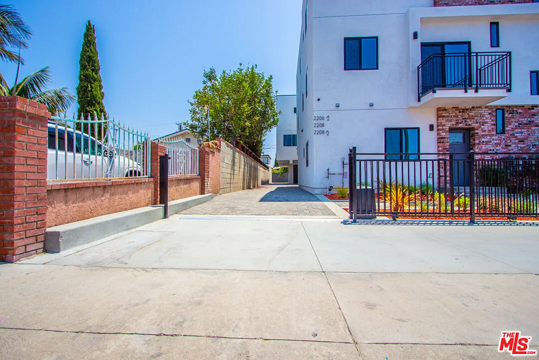 3 bed, 3.0 bath, 1450 sqft, $3,799 — Photo 3