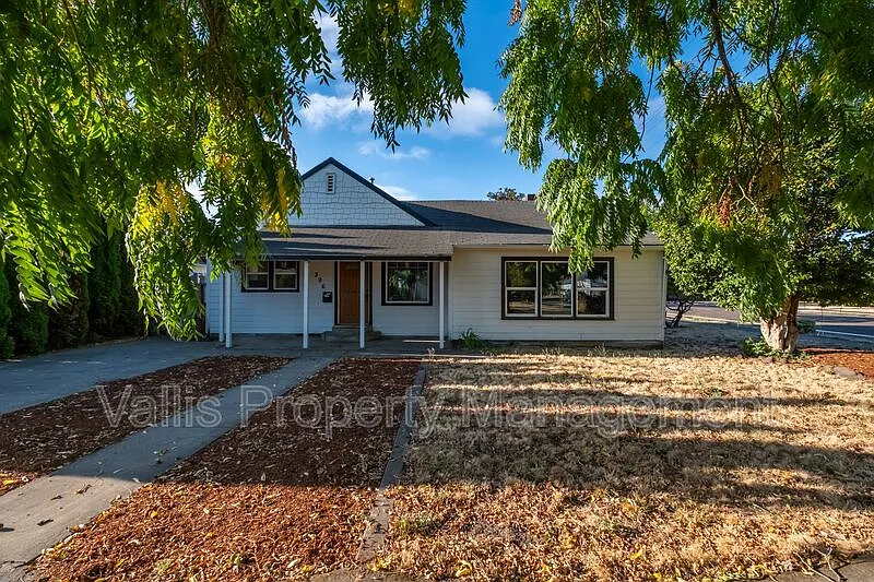 4 bed, 1.5 bath, 1759 sqft, $1,995 — Photo 4