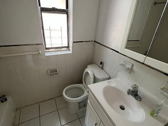 4th image of 2291 University Ave APT 4C