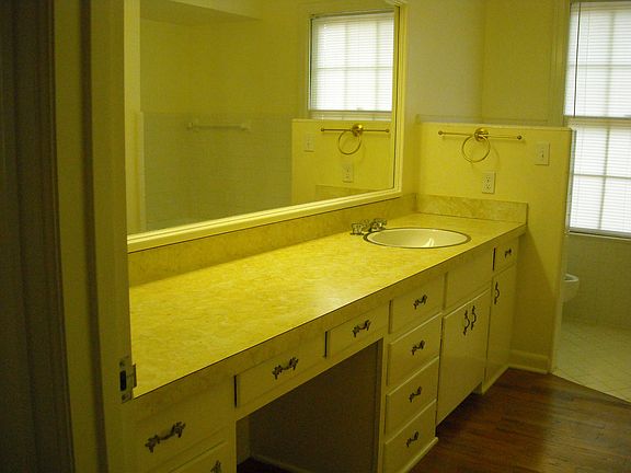 5th image of 1102 Deaton St