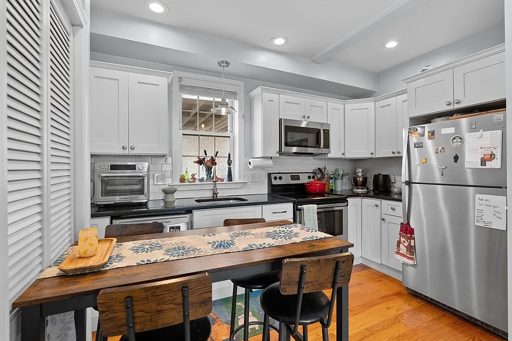 Building Photo - 662 Saratoga St #2B