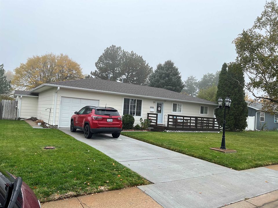 1st image of 942 W 12th St