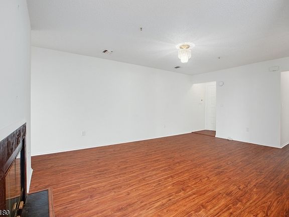 3rd image of 8 Paris Cir