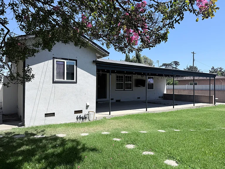 527 N San Antonio Ave — Photo 16