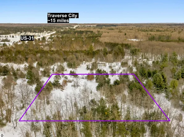 2.5 Witz End Dr, Interlochen, MI 49643