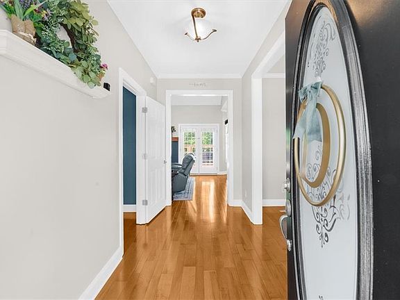 4th image of 144 Manor Pl