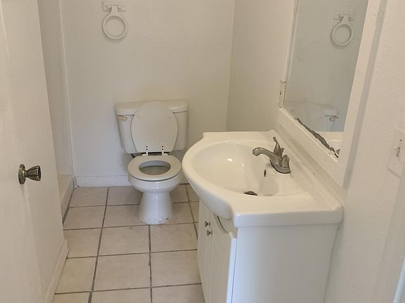 2nd image of 5835 Lindhurst Ave #1