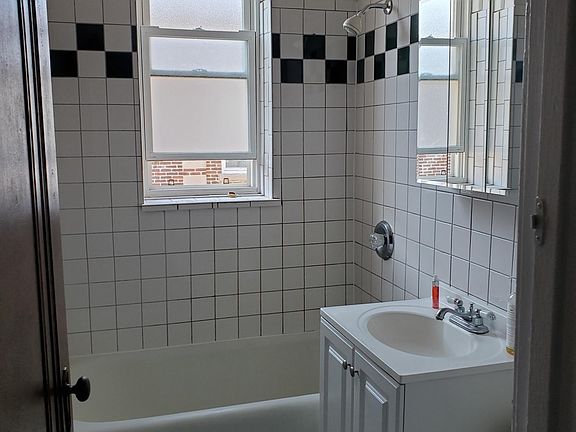 3rd image of 4922 W Cuyler Ave #3N
