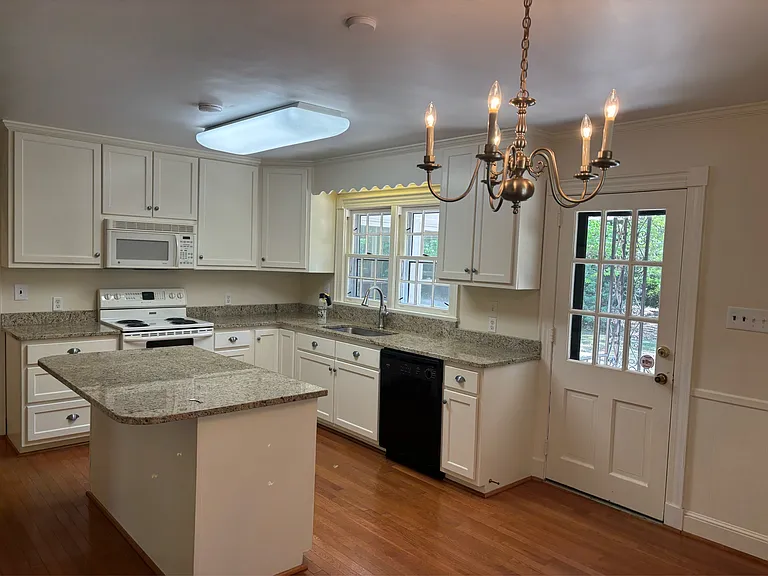 1513 Raeford Rd — Photo 11