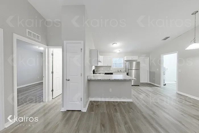 3 bed, 2.0 bath, 1003 sqft, $1,645 — Photo 3