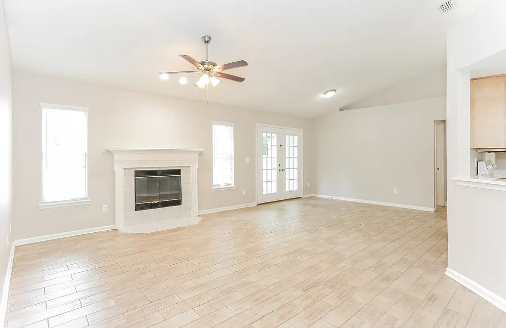 3 bed, 2.0 bath, 1444 sqft, $2,045 — Photo 4