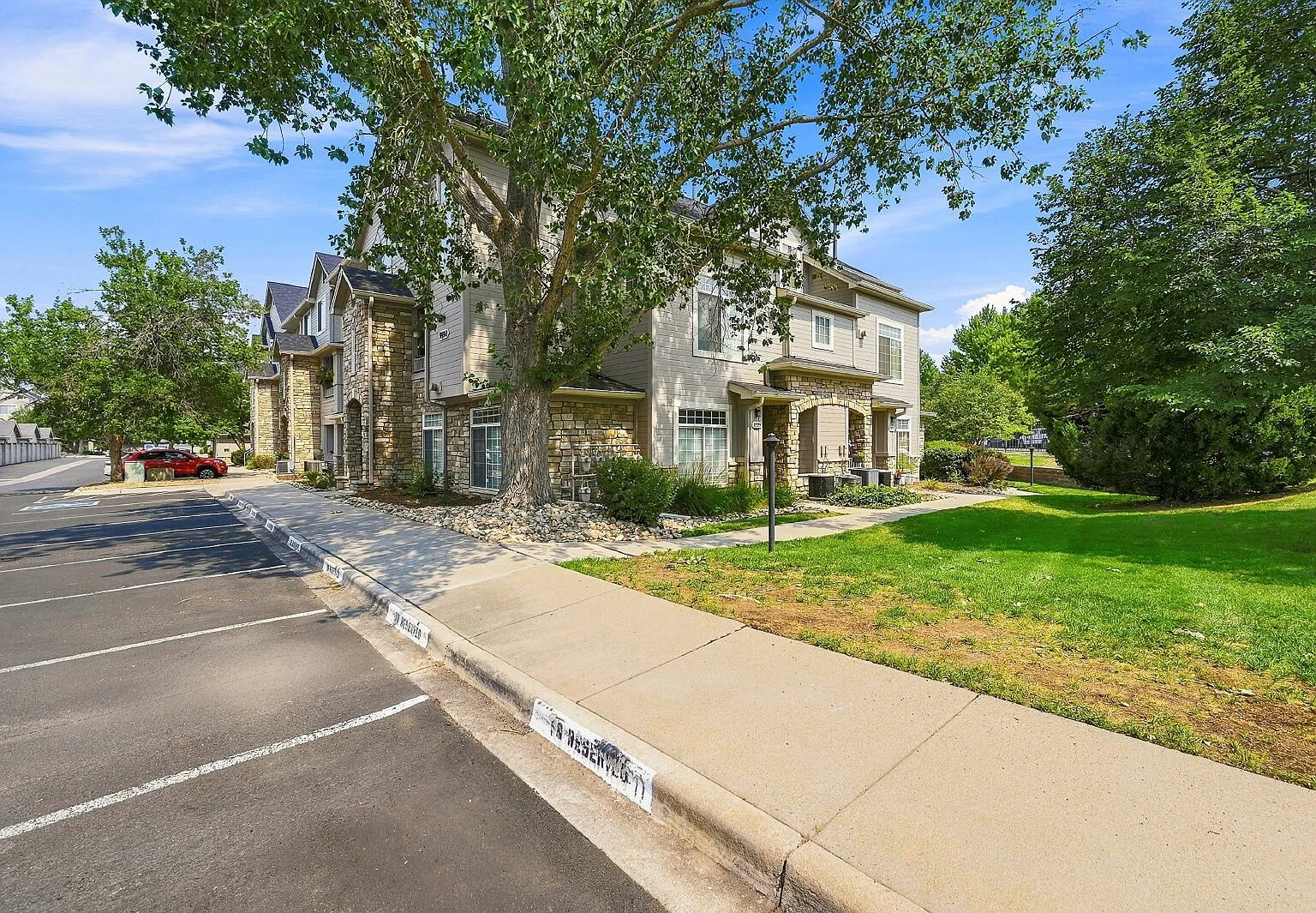 2 bed, 2.5 bath, 1316 sqft, $1,931 — Photo 4