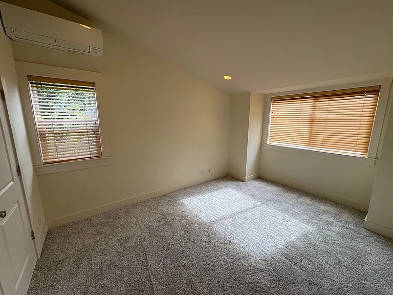 2110 Nob Hill Ave N #B — Photo 12