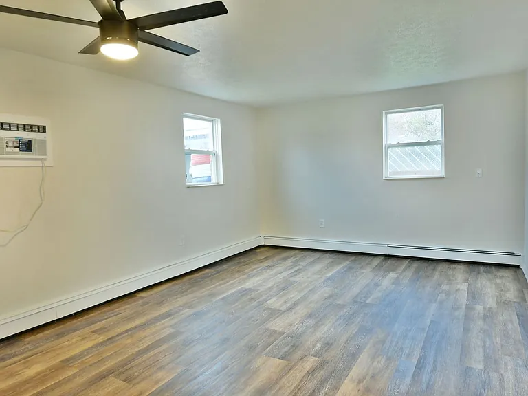 560 Gladys St — Photo 26