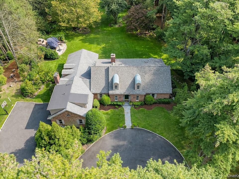 1st image of 10 Middle Hollow Road