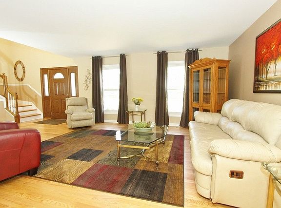 4th image of 304 Oakbrook Ct