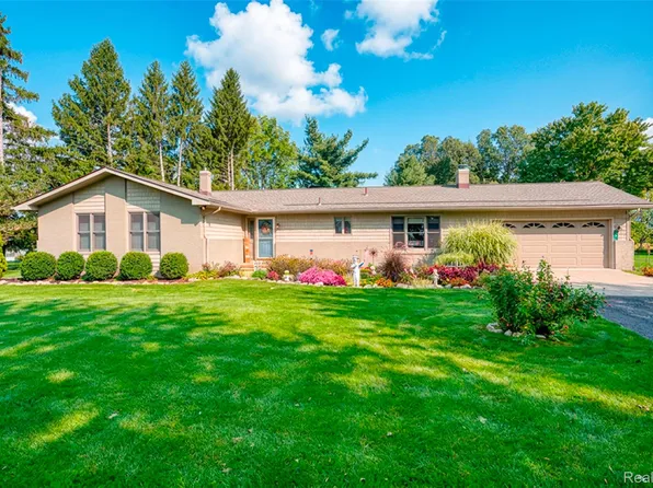 7990 Colleen Dr, Fowlerville, MI 48836