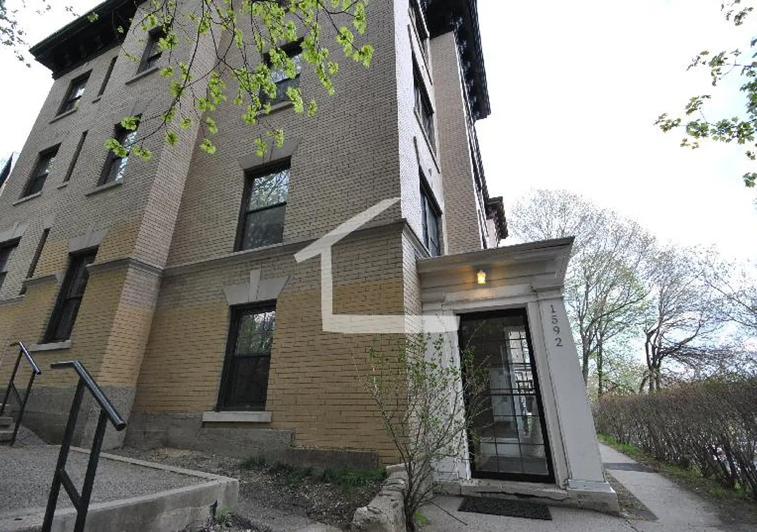 Massive 4 Bed 2 Bath in Brookline — Photo 4