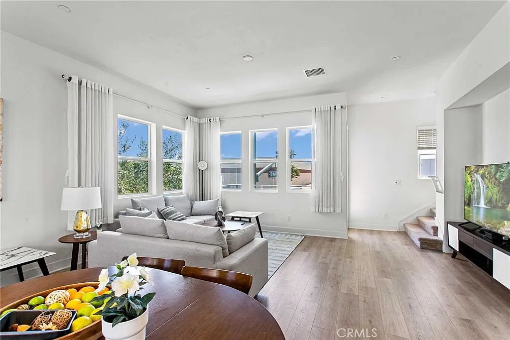 3 bed, 2.5 bath, 1772 sqft, $5,300 — Photo 4