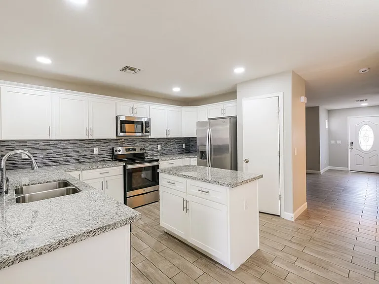 2409 S 83rd Dr — Photo 7