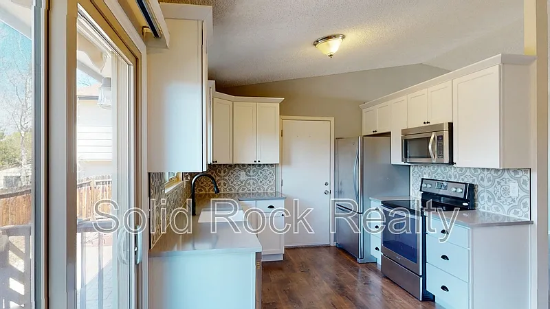 4 bed, 2.0 bath, 1751 sqft, $2,425 — Photo 2