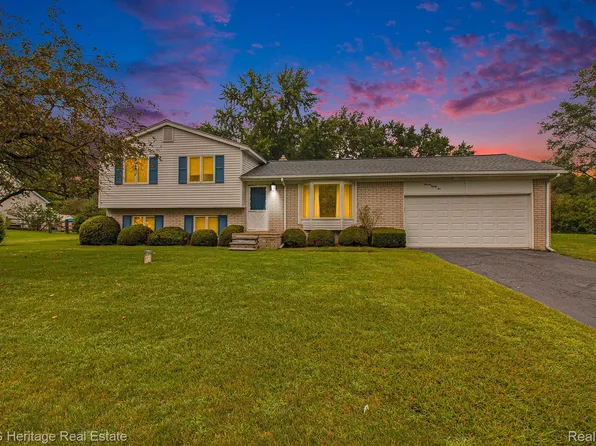 1182 S Alstott Dr, Howell, MI 48843