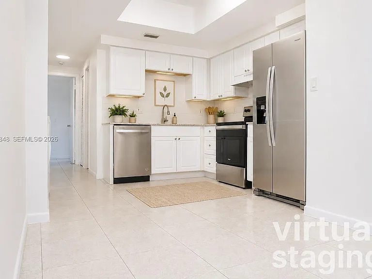 411 SE 10th St #1 — Photo 2