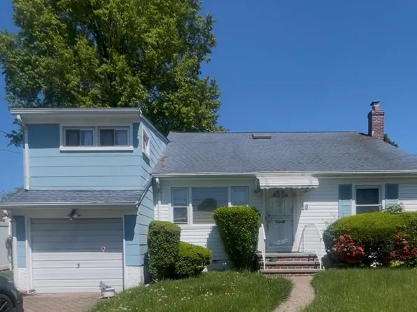 16 Barrington Street, Westbury, NY 11590