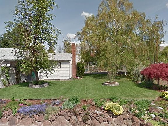 lots of yard and garden