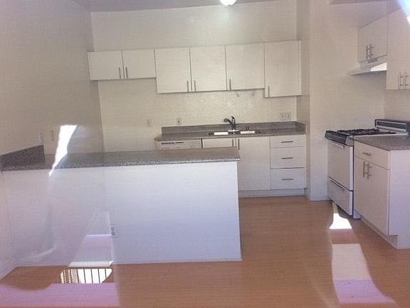 5th image of 915 S Sherbourne Dr APT 303