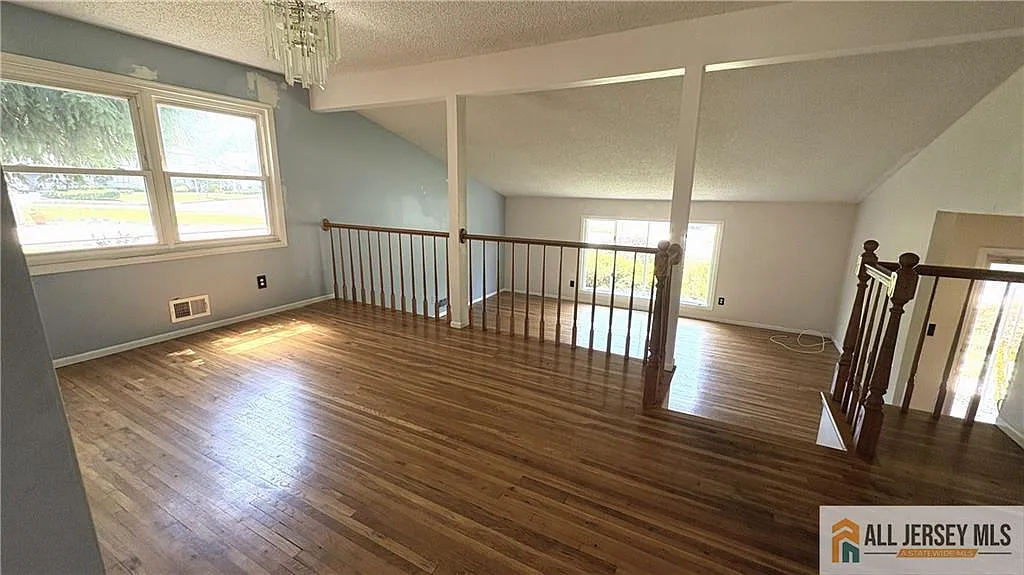 4 bed, 2.5 bath, 1960 sqft, $4,200 — Photo 3