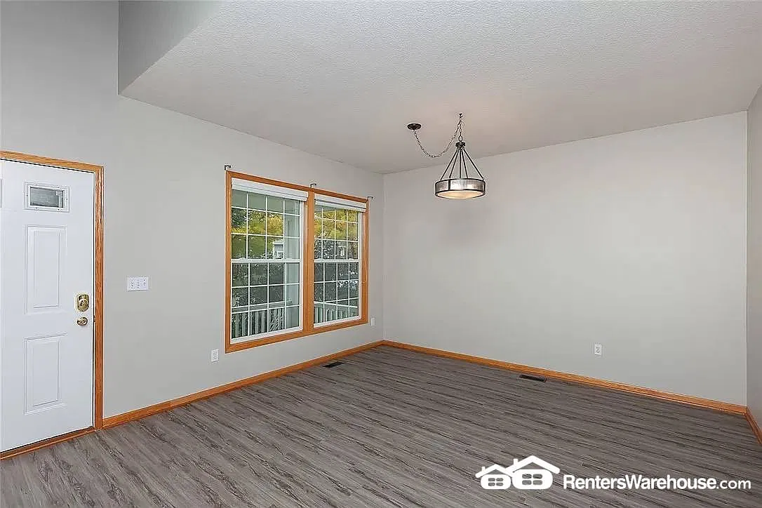 Beautiful 5 Bedroom, 3.5 Bathroom Home for Rent — Photo 3