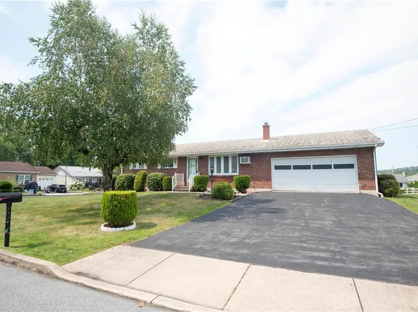 230 S Lincoln Ave, Walnutport, PA 18088