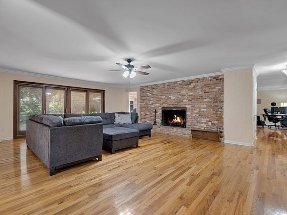 5th image of 3421 Lakeshore Dr