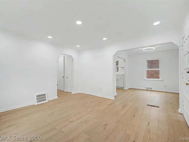 1670 Riverbank St — Photo 7