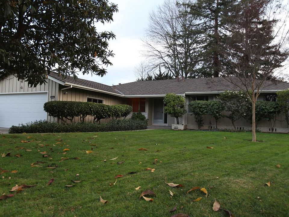 Spacious front yard