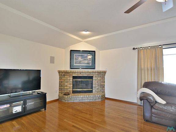 4th image of 512 Rosewood Dr