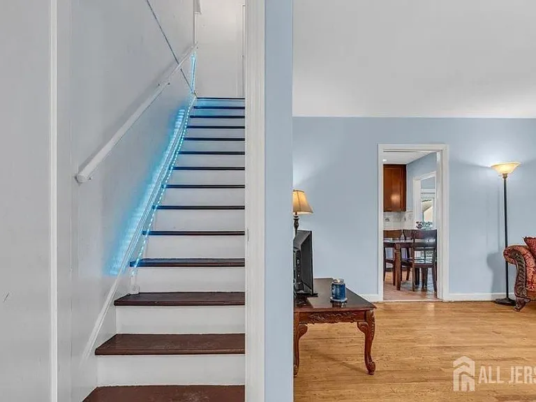 402 Ryders Ln — Photo 7