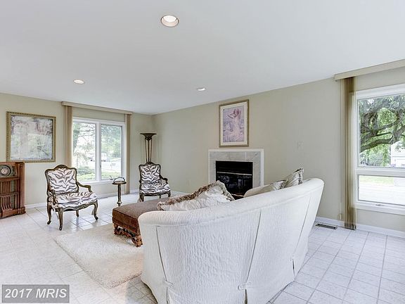 Elegant Living Room w/ Fireplace