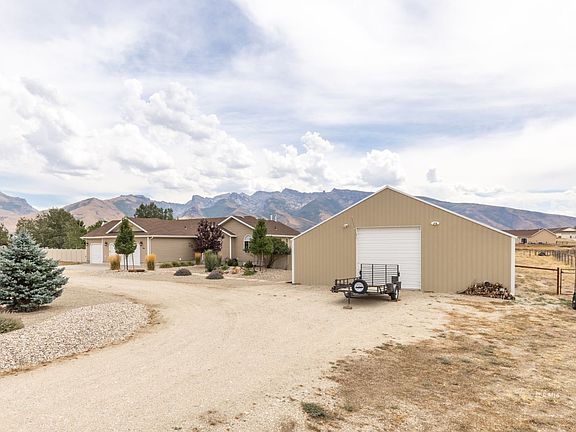 2nd image of 814 Bronco Dr