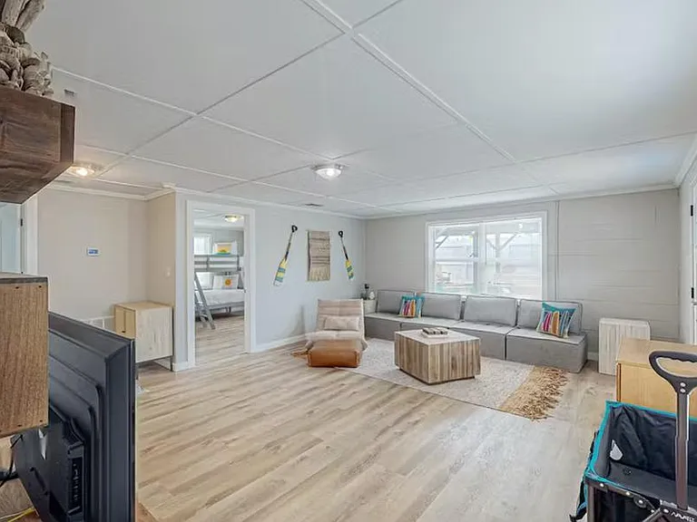 7304 Beach Dr — Photo 13
