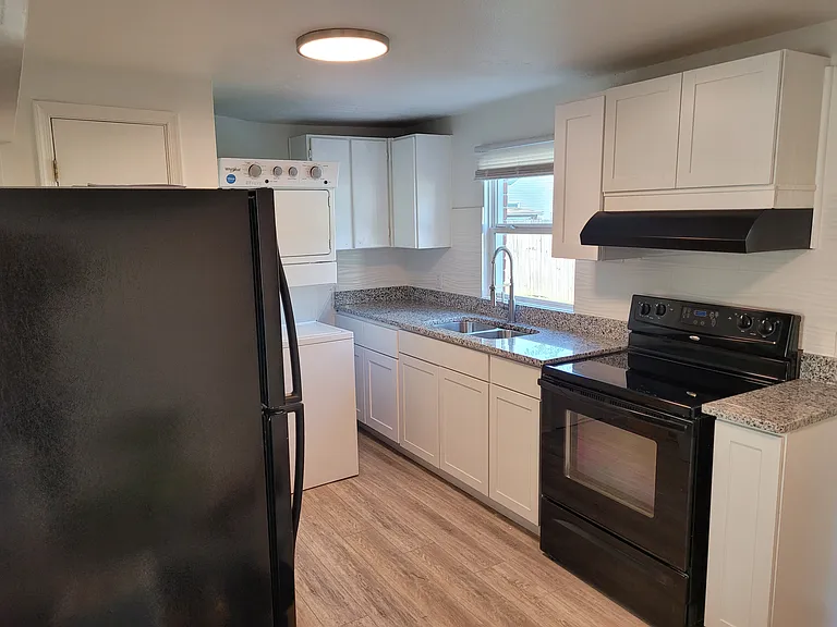 3501 Commerce St #10 — Photo 9
