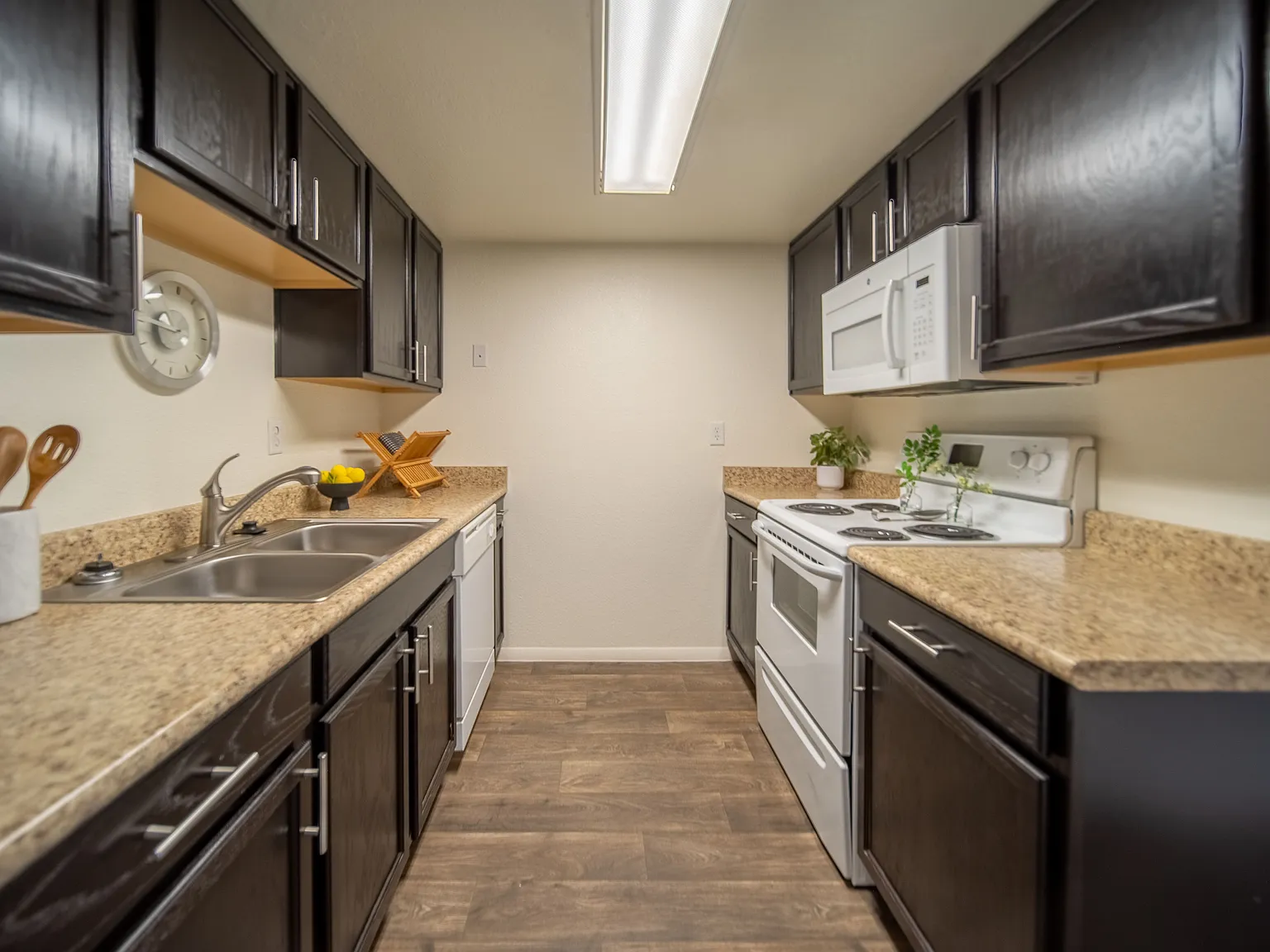 Country Club Meadows Apartments — Photo 2