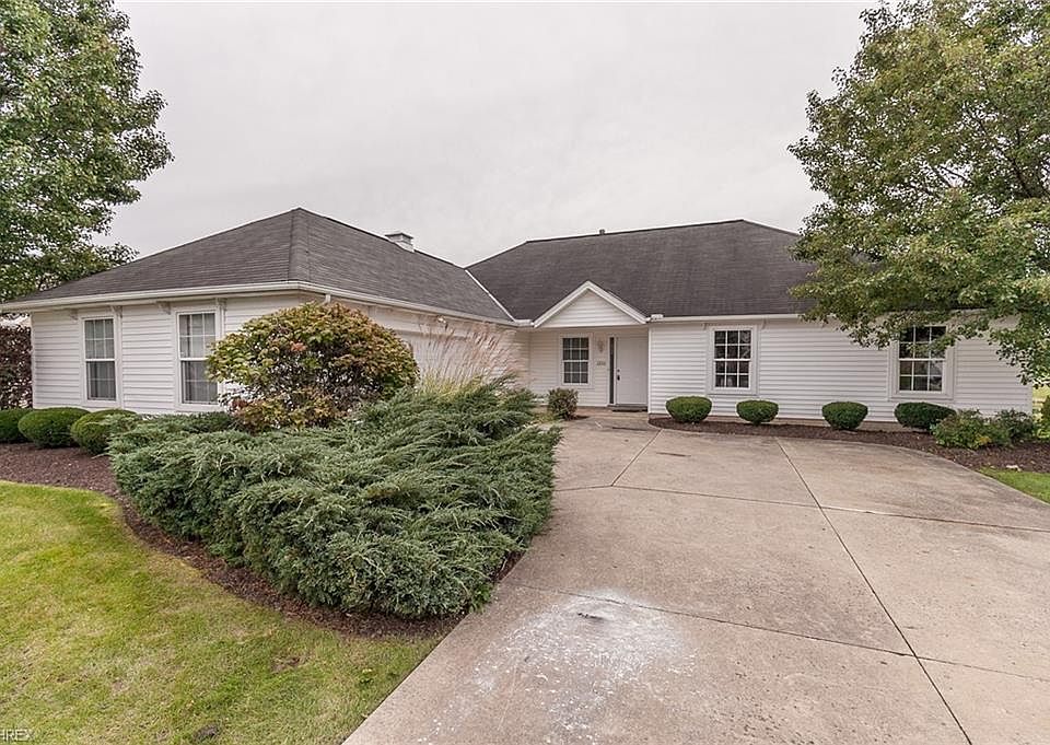1st image of 3266 Greentree Cir