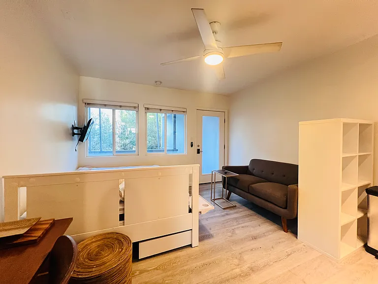 5525 Harold Way #20 — Photo 6